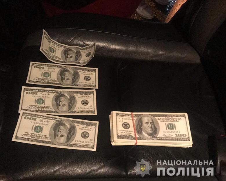 Чиновницю затримали під час отримання першої частини хабара / фото facebook.com/UA.KyivPolice Чиновницю затримали під час отримання першої частини хабара / фото facebook.com/UA.KyivPolice