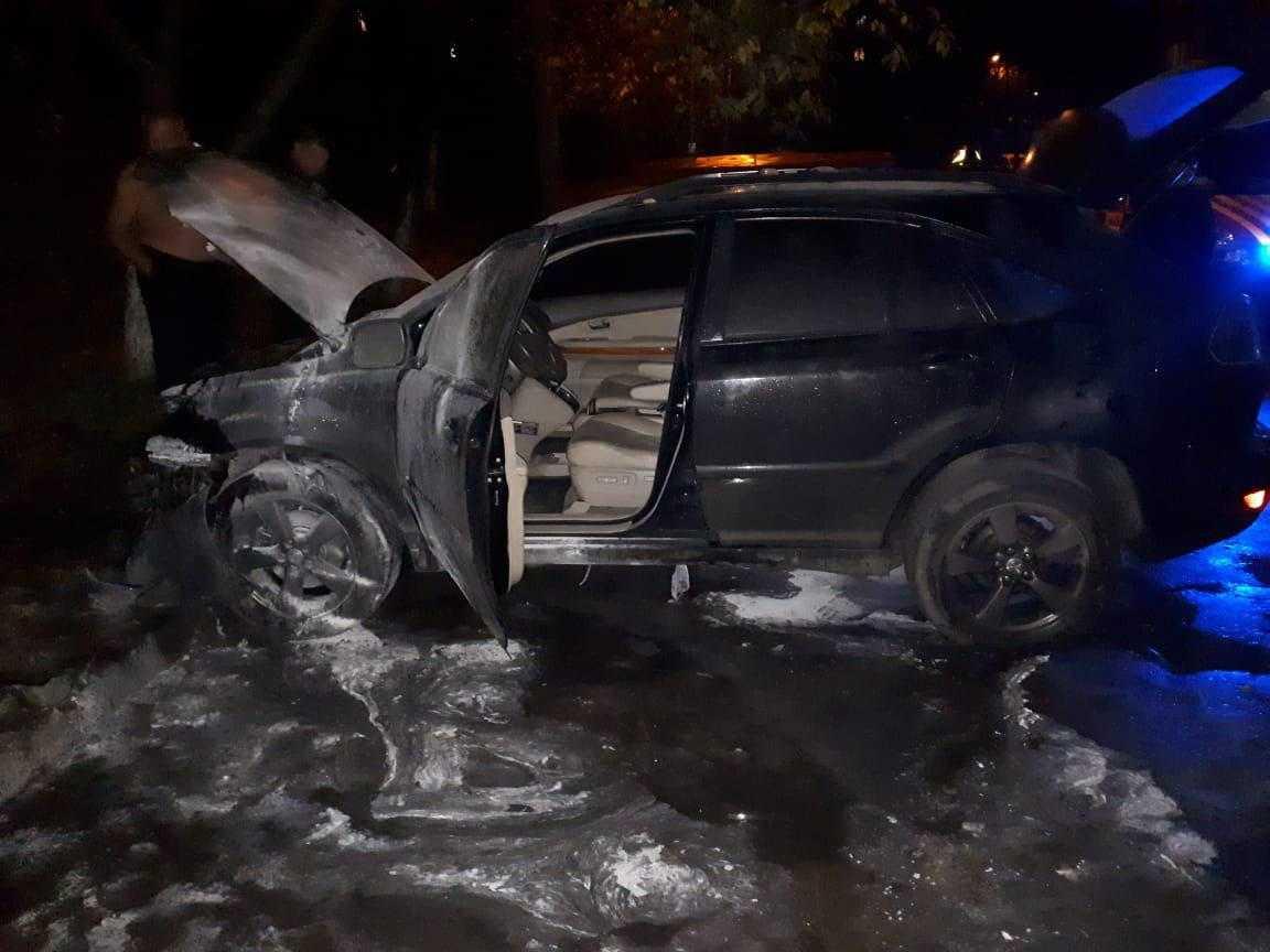 В Ривне злоумышленник поджег Lexus и загорелся сам (фото) В Ривне злоумышленник поджег Lexus и загорелся сам (фото)