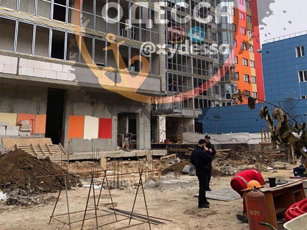 По словам очевидцев, парень спрыгнул с 7-8 этажа / фото: "Х***ая Одесса" По словам очевидцев, парень спрыгнул с 7-8 этажа / фото: "Х***ая Одесса"