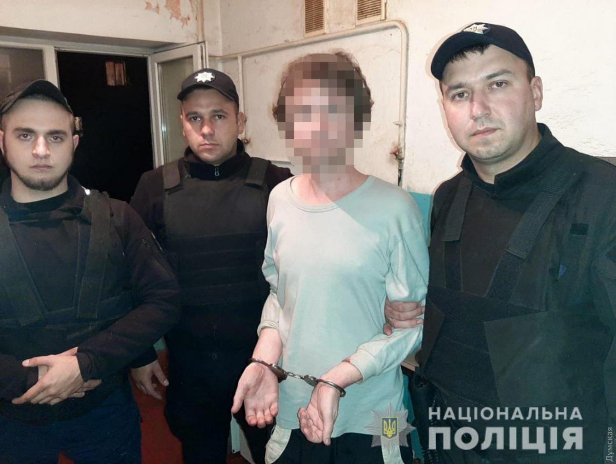 36-летнего жителя Черноморска задержали / фото: полиция области
