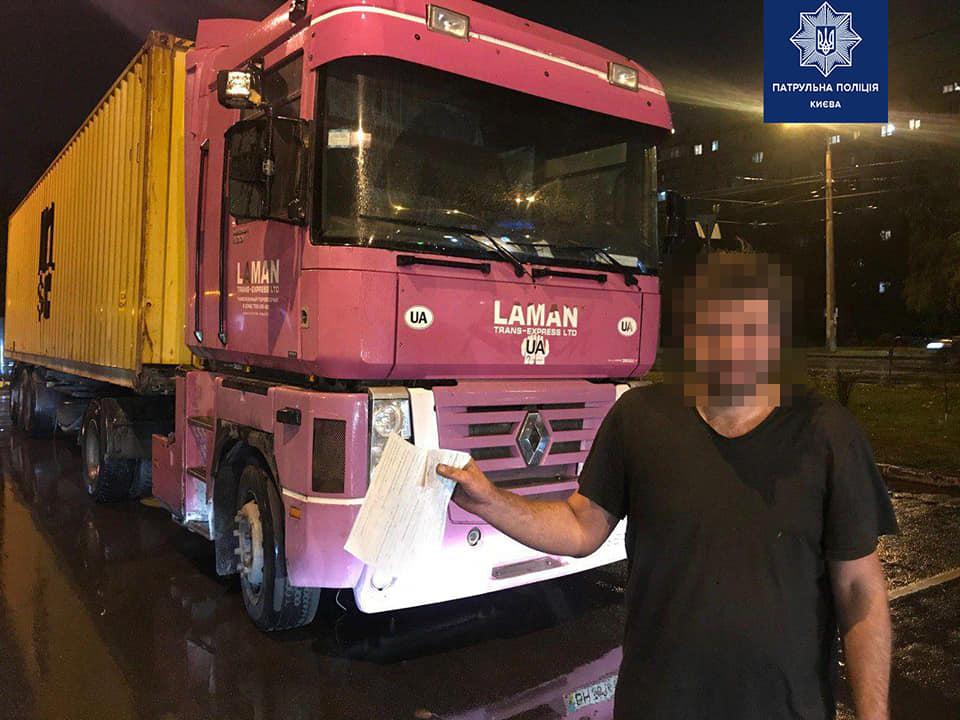 Зранку водій знову сіл за кермо, не протверезівши / facebook.com/kyivpatrol Зранку водій знову сіл за кермо, не протверезівши / facebook.com/kyivpatrol