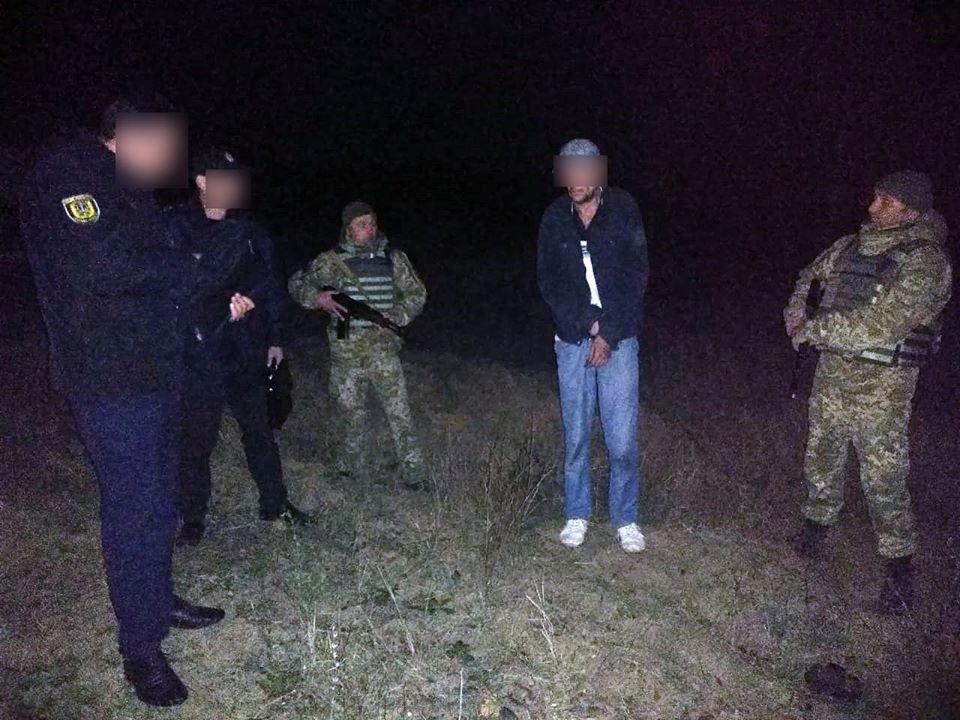 Прикордонники затримали озброєного ножем прикордонника / фото: facebook/SouthernBorderUkraine Прикордонники затримали озброєного ножем прикордонника / фото: facebook/SouthernBorderUkraine