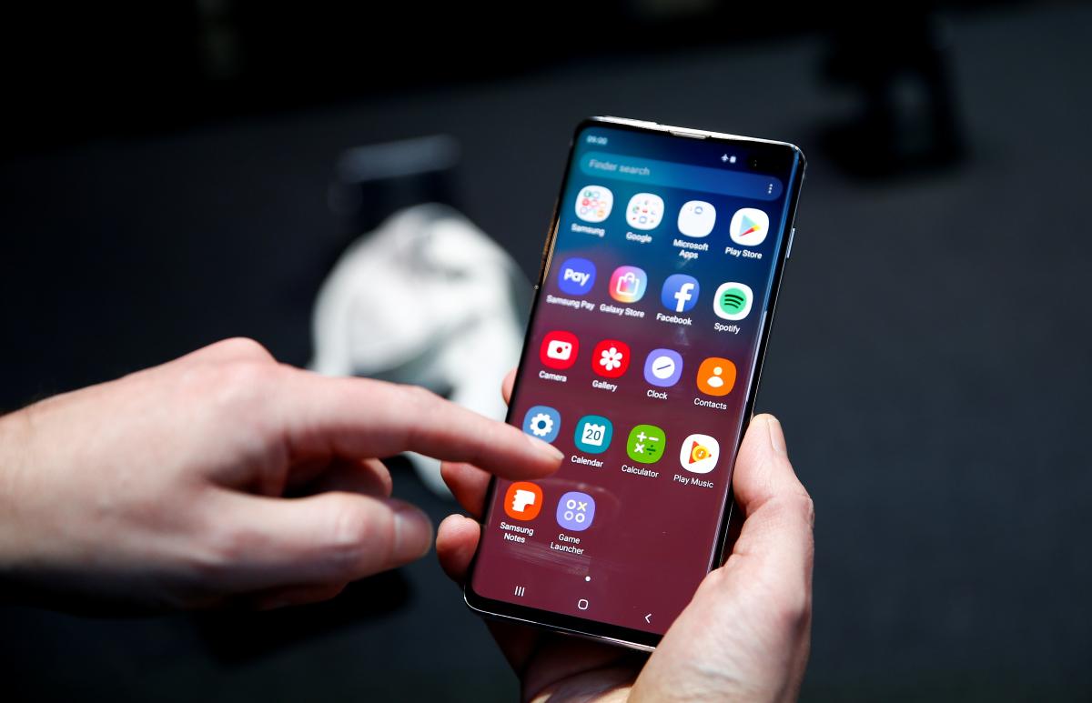 Смартфон Samsung Galaxy S10 / REUTERS
