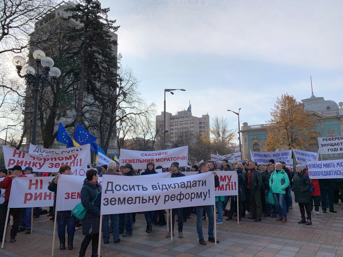 Понад 3 тисячі пайовиків вимагають від Верховної Ради скасувати мораторій на продаж землі Понад 3 тисячі пайовиків вимагають від Верховної Ради скасувати мораторій на продаж землі
