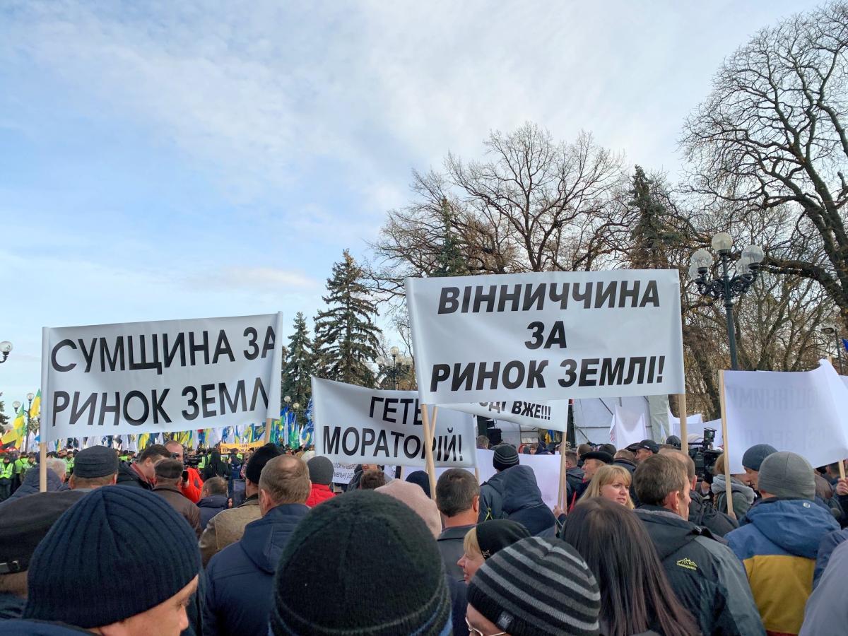 За підрахунками організаторів акції, лише за останні два роки по сірим схемам продано понад 460 тис. га За підрахунками організаторів акції, лише за останні два роки по сірим схемам продано понад 460 тис. га