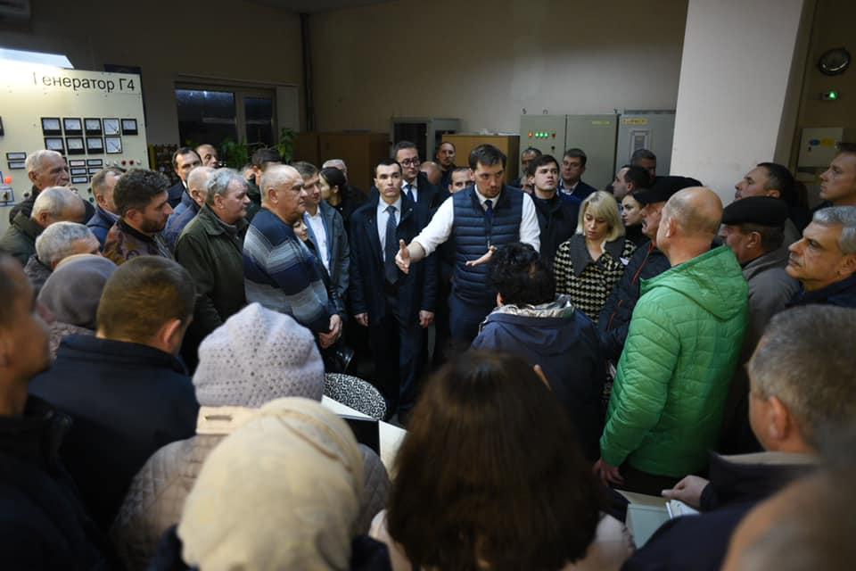 Прем'єр-міністр має намір подбати про те, щоб місцеві мешканці були забезпечені теплом / фото facebook.com/PMHoncharuk Прем'єр-міністр має намір подбати про те, щоб місцеві мешканці були забезпечені теплом / фото facebook.com/PMHoncharuk