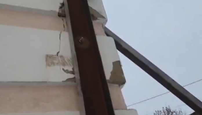 В настоящее время ширина трещин достигает 2-3 сантиметров / скриншот