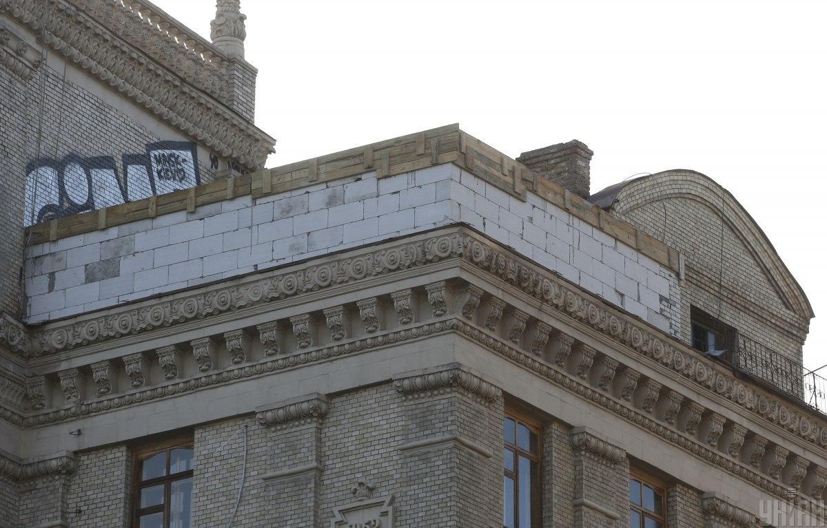 Киянка повинна відновити дах, кладки стіни технічного поверху, гідротеплоізоляцію тощо / Фото УНІАН Киянка повинна відновити дах, кладки стіни технічного поверху, гідротеплоізоляцію тощо / Фото УНІАН
