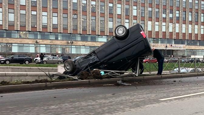 Аварія сталася на Синопській набережній / фото: © spb_today, Вконтакте Аварія сталася на Синопській набережній / фото: © spb_today, Вконтакте