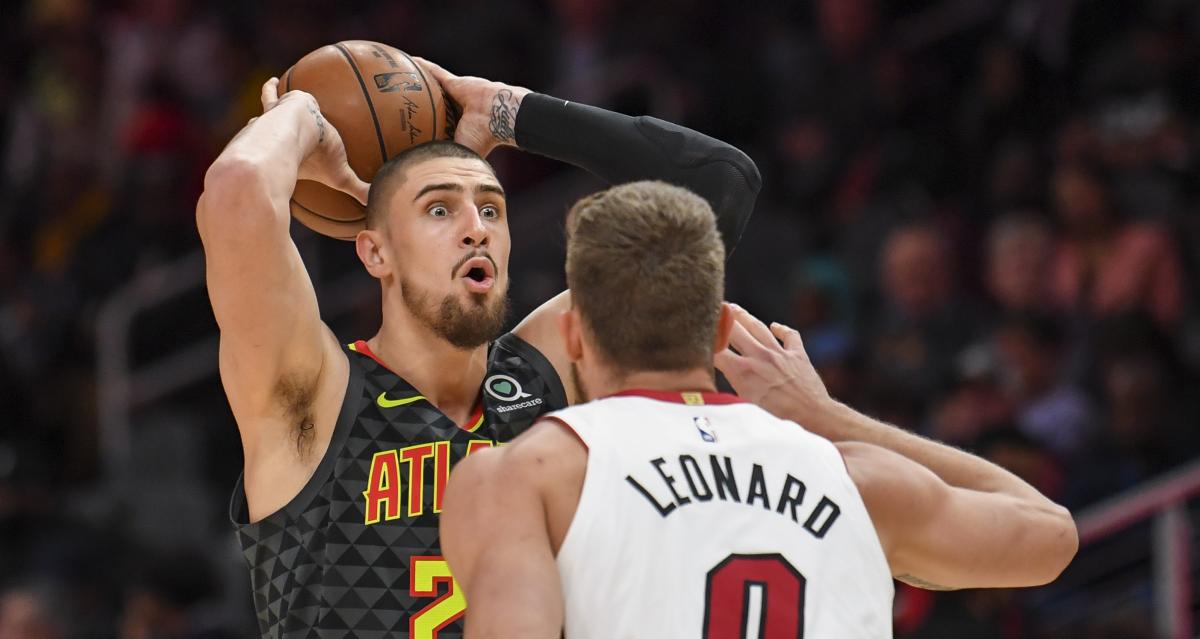 Алексей Лень с мячом / REUTERS