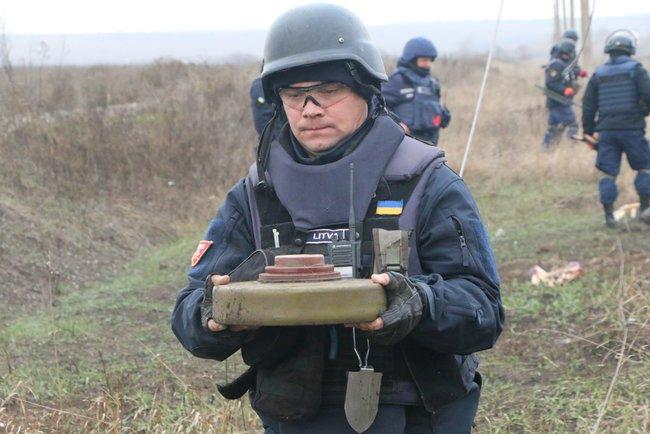 Піротехніки знешкодили 19 мін в районі Петрівського і Богданівки / фото dsns.gov.ua Піротехніки знешкодили 19 мін в районі Петрівського і Богданівки / фото dsns.gov.ua