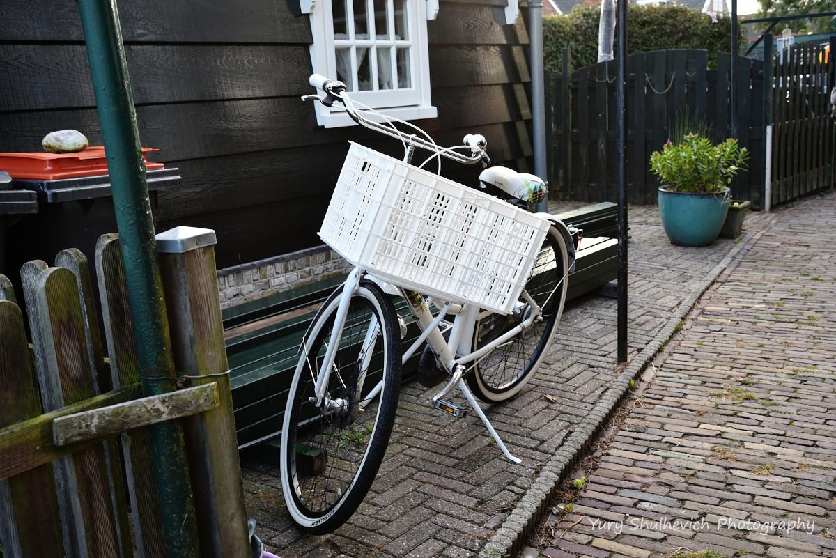Голландська сім'я має декілька велосипедів / фото Yury Shulhevich