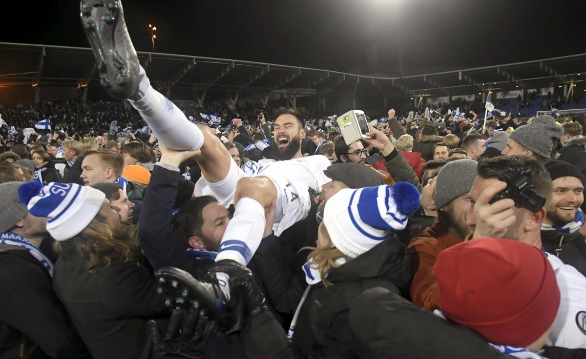 Финны празднуют историческую победу / REUTERS