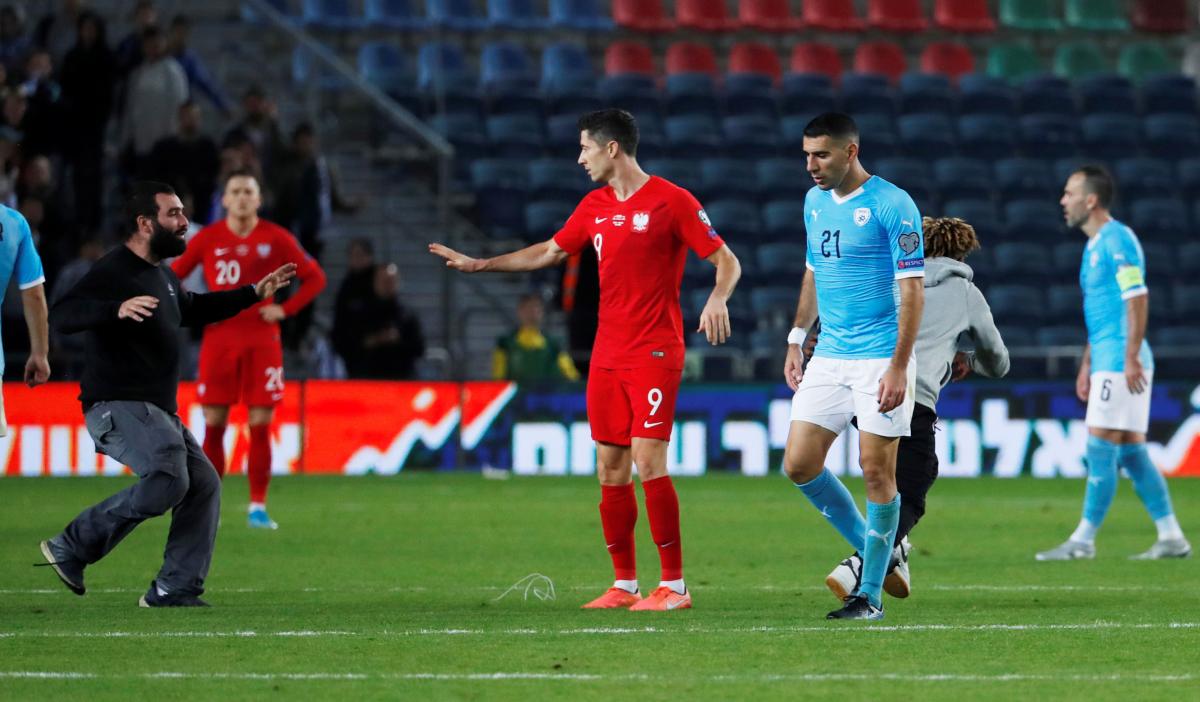 Вболівальники на полі під час матчу Ізраїль - Польща / REUTERS