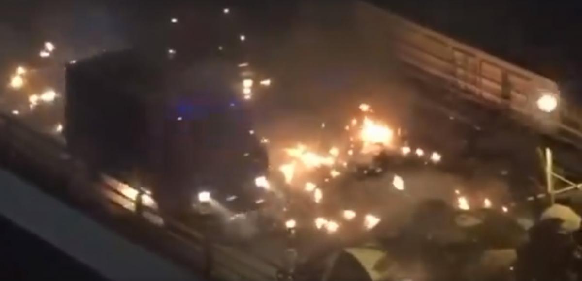 Демонстранти закидали машину "коктейлями Молотова" / скріншот з відео Демонстранти закидали машину "коктейлями Молотова" / скріншот з відео