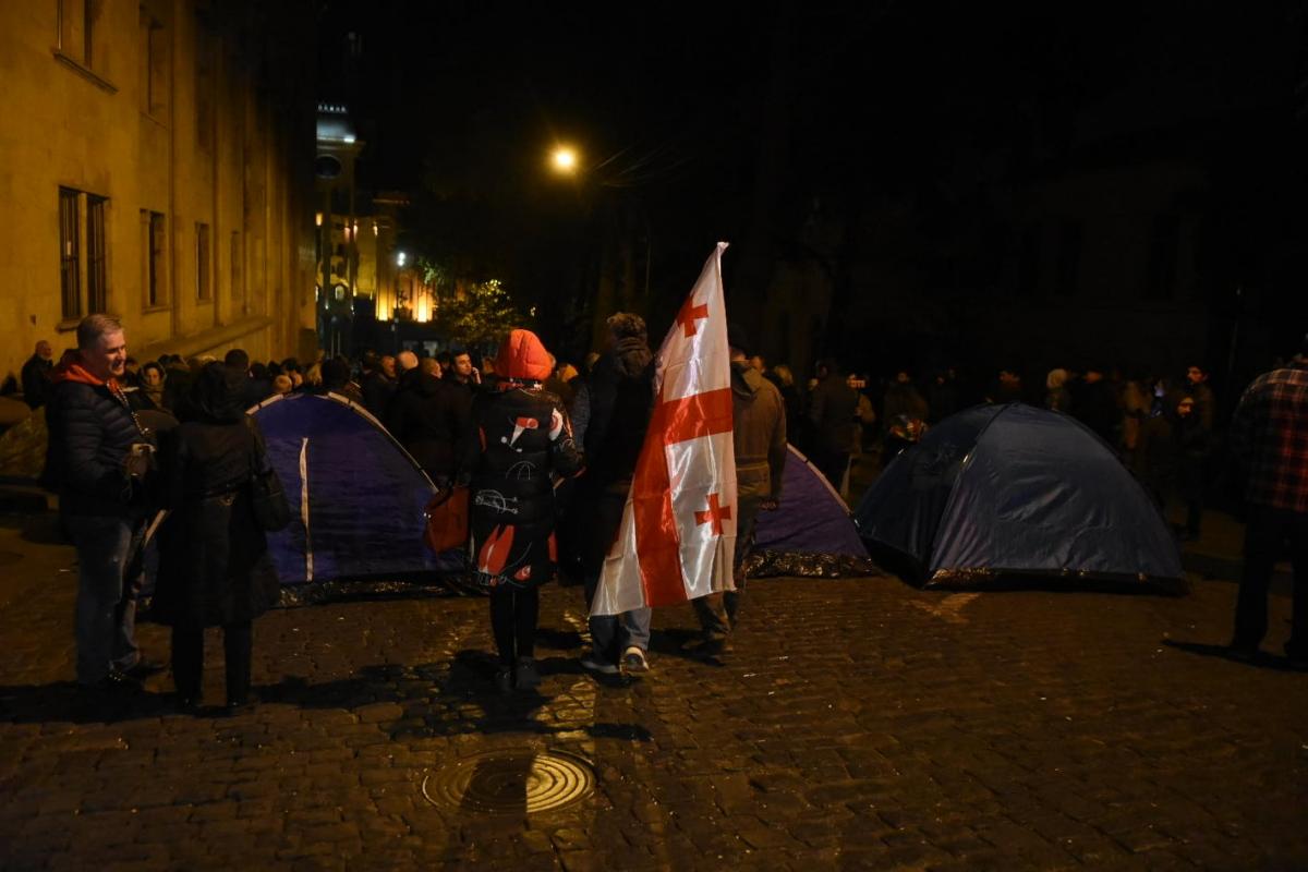 Вчера полиция в Тбилиси разогнала акцию протеста возле парламента / фото: Владимир Умикашвили, Новости-Грузия Вчера полиция в Тбилиси разогнала акцию протеста возле парламента / фото: Владимир Умикашвили, Новости-Грузия