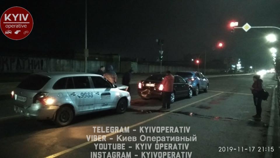 Водитель такси сперва врезался в одну машину, а вскоре еще в несколько / фото: Киев оперативный Водитель такси сперва врезался в одну машину, а вскоре еще в несколько / фото: Киев оперативный