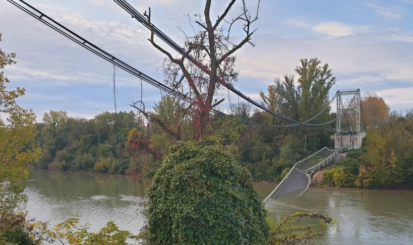 На півдні Франції обвалився навісний міст / Twitter, olivier le corre ‏  