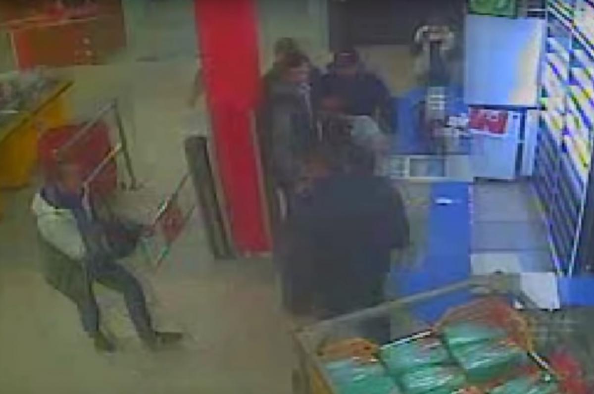 П’яні хлопці побили охоронця магазину / скріншот П’яні хлопці побили охоронця магазину / скріншот