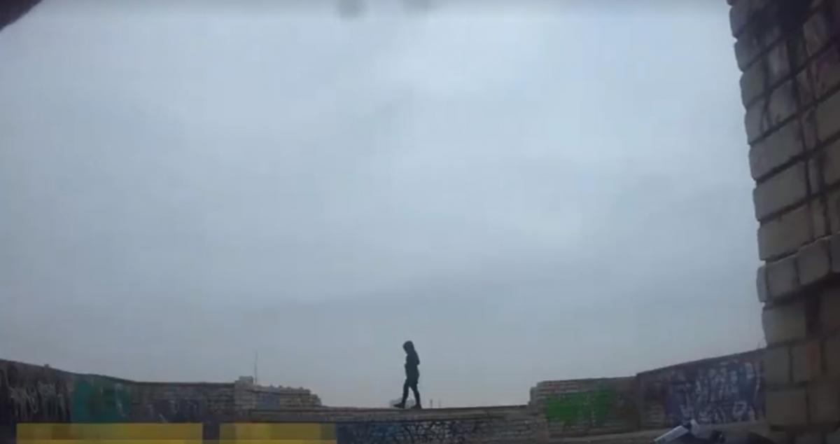 Полиции удалось уговорить девушку не прыгать с восьмого этажа / скриншот из видео Полиции удалось уговорить девушку не прыгать с восьмого этажа / скриншот из видео