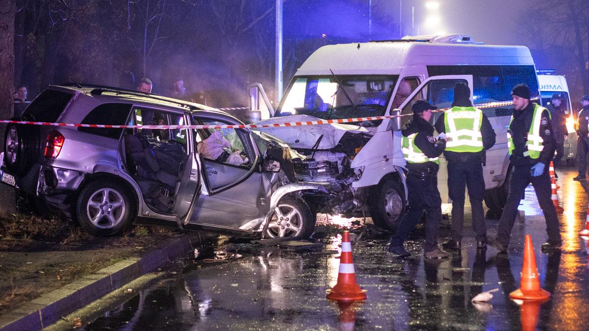 Автомобили Mercedes Sprinter и Toyota RAV4 столкнулись в столице / фото: Информатор Автомобили Mercedes Sprinter и Toyota RAV4 столкнулись в столице / фото: Информатор
