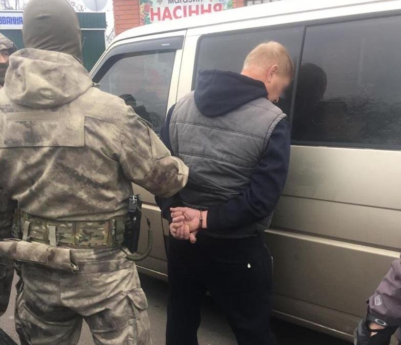 Напавшего на полицейских мужчину задержали / фото: полиция Киевщины Напавшего на полицейских мужчину задержали / фото: полиция Киевщины