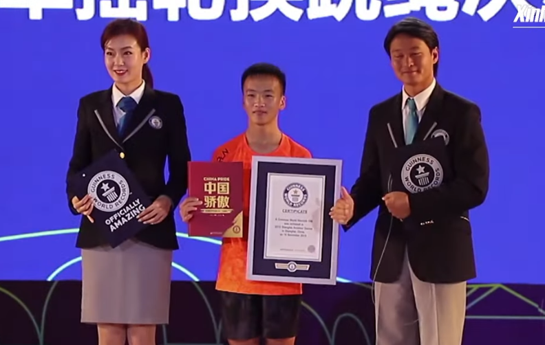 Китаец Цэнь Сяолинь установил новый рекорд по прыжкам на скакалке / Скриншот - Youtube, New China TV