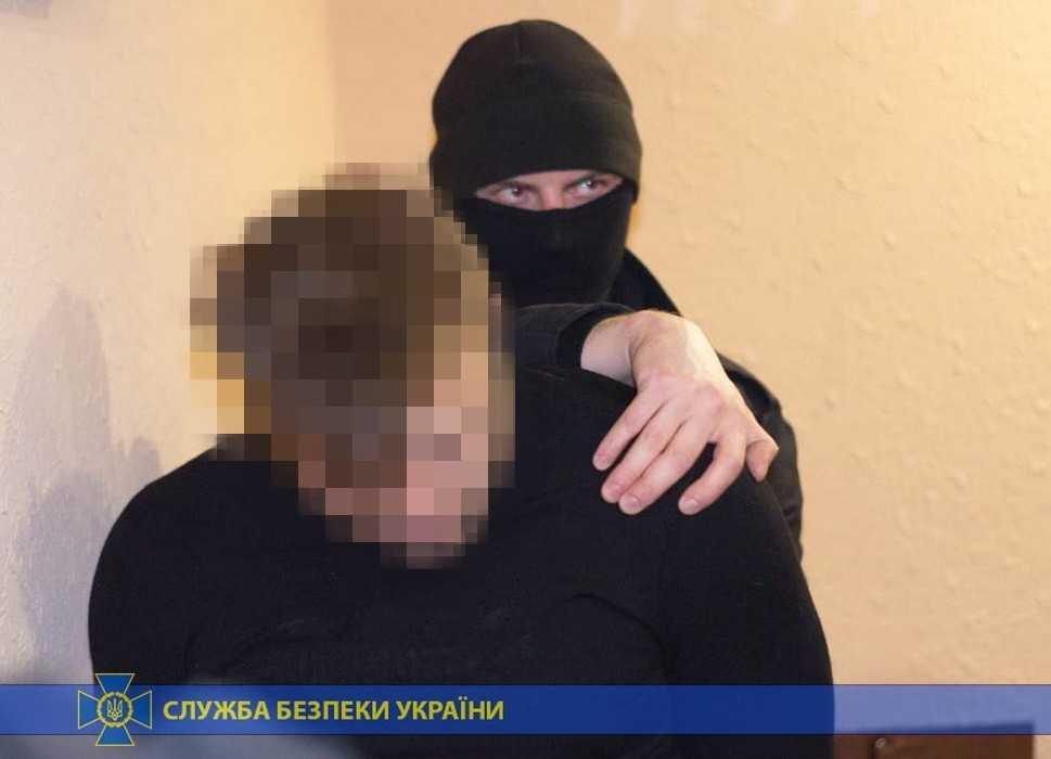 СБУ в Славянске задержали организатора и «клиента» во время получения паспорта гражданина Украины \ СБУ СБУ в Славянске задержали организатора и «клиента» во время получения паспорта гражданина Украины \ СБУ