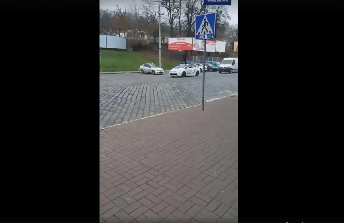 Хлопець пробігся по авто поліції заради відео / скріншот Хлопець пробігся по авто поліції заради відео / скріншот