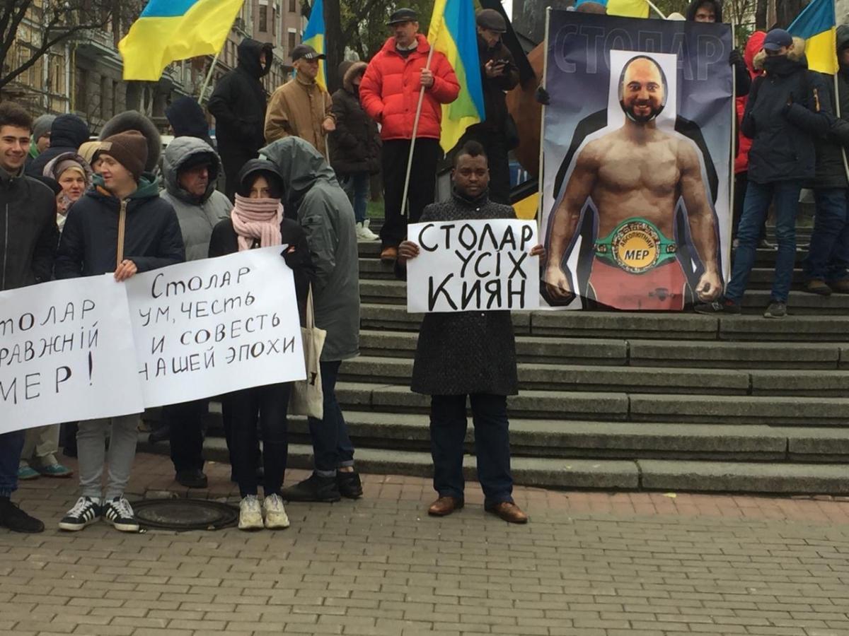 На плакате, который символизирует памятник, изображена фигура боксера с лицом Вадима Столара