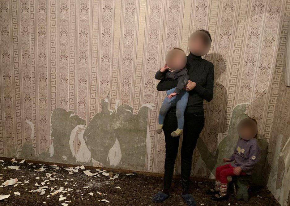 Дві дівчинки жили з батьками в жахливих умовах / фото патрульної поліції Дніпропетровської області Дві дівчинки жили з батьками в жахливих умовах / фото патрульної поліції Дніпропетровської області