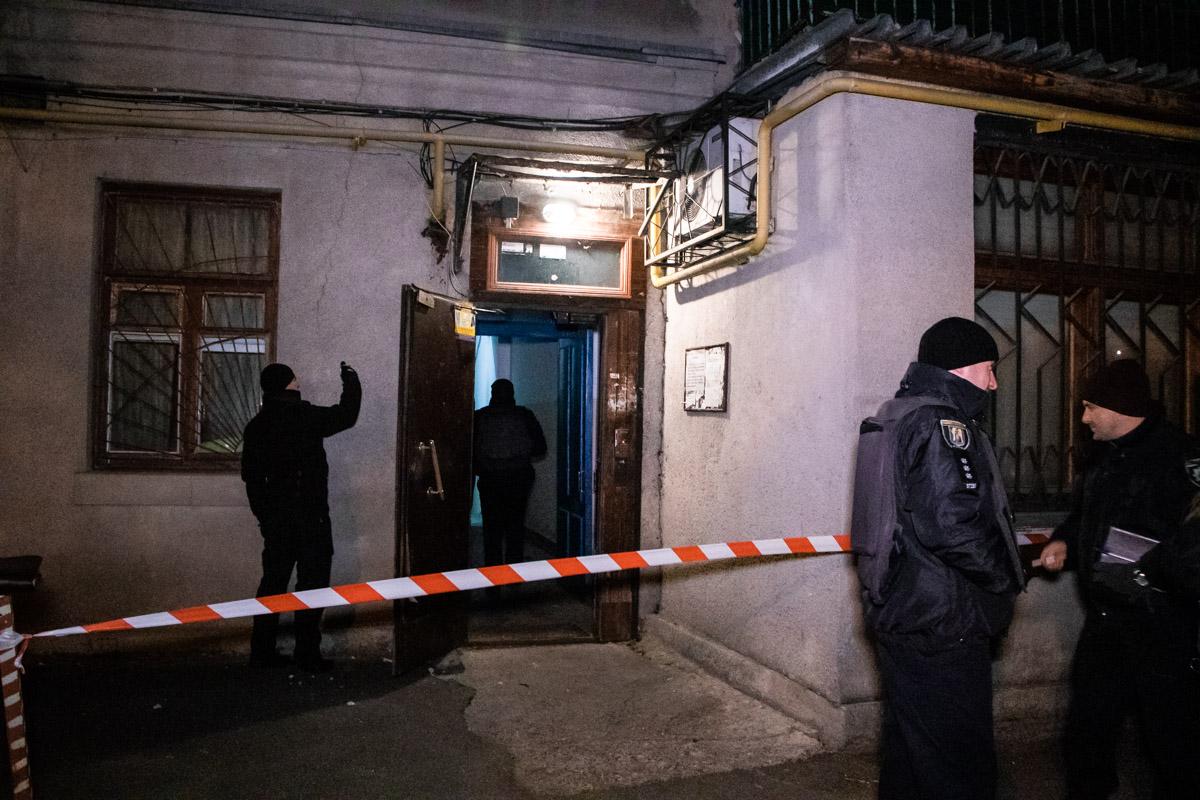 В результаті вибуху в під'їзді вибило вікна / Фото: Інформатор В результаті вибуху в під'їзді вибило вікна / Фото: Інформатор