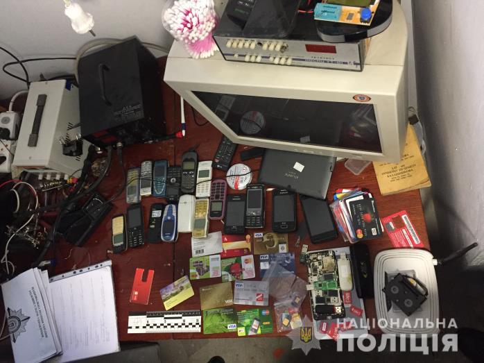 Поліція вилучила техніку, за допомогою якою чоловік знімав порнографію / Фото: Нацполіція Вінницької області Поліція вилучила техніку, за допомогою якою чоловік знімав порнографію / Фото: Нацполіція Вінницької області