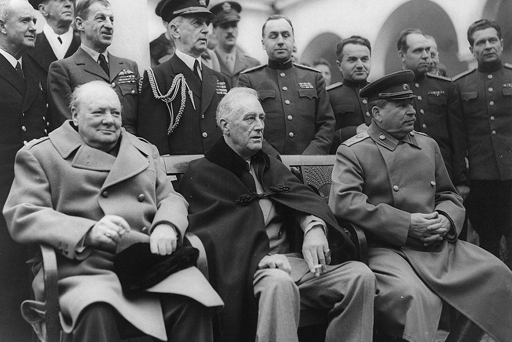 5 апреля 1955 года после более чем 50 лет выдающейся политической карьеры сэр Уинстон Черчилль (крайний слева) подал в отставку  /  Википедия