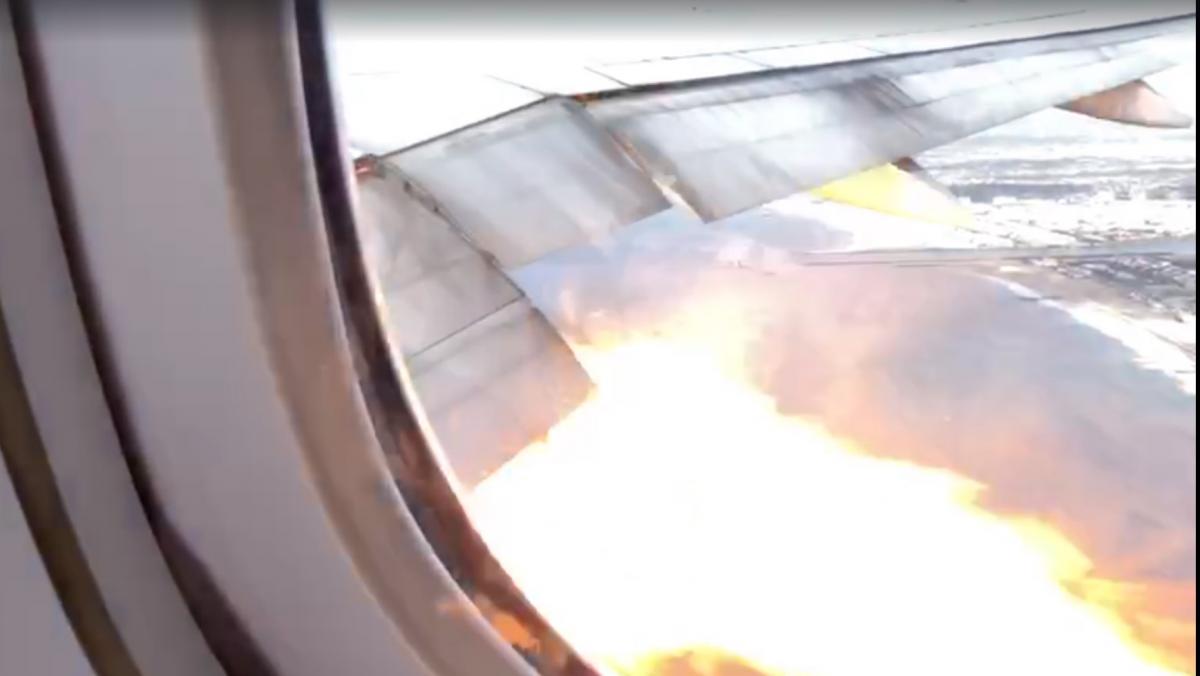 Вспышки шли из правого двигателя Boeing 777 / скриншот Вспышки шли из правого двигателя Boeing 777 / скриншот