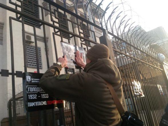До консульств ветерани принесли плакати / dobrovoltsi.org.ua До консульств ветерани принесли плакати / dobrovoltsi.org.ua