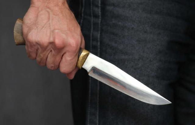 Пораненого малюка та чоловіка з ножем у грудях виявила їхня сусідка / фото mukachevo.net Пораненого малюка та чоловіка з ножем у грудях виявила їхня сусідка / фото mukachevo.net