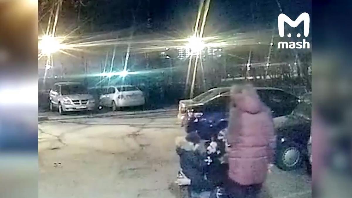 Мужчина нанес бывшей жене несколько ножевых ранений в грудь / скриншот из видео Мужчина нанес бывшей жене несколько ножевых ранений в грудь / скриншот из видео