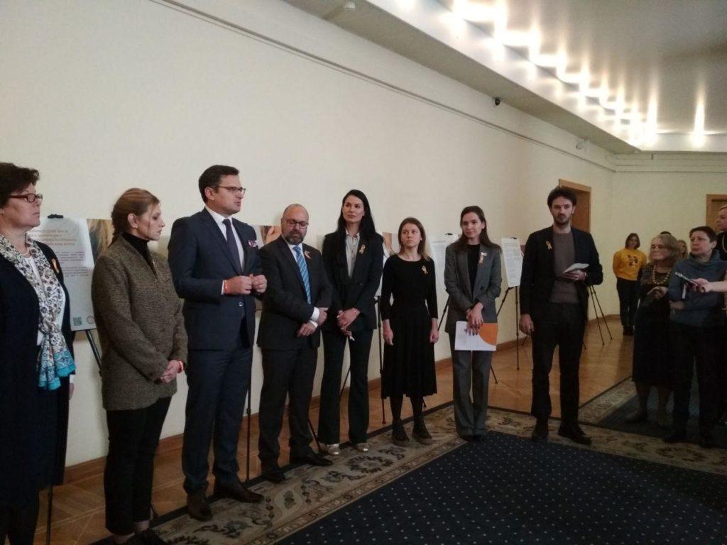 У Кабміні відкрилася виставка проти гендерного насильства / фото Юлії Божко / UATV У Кабміні відкрилася виставка проти гендерного насильства / фото Юлії Божко / UATV