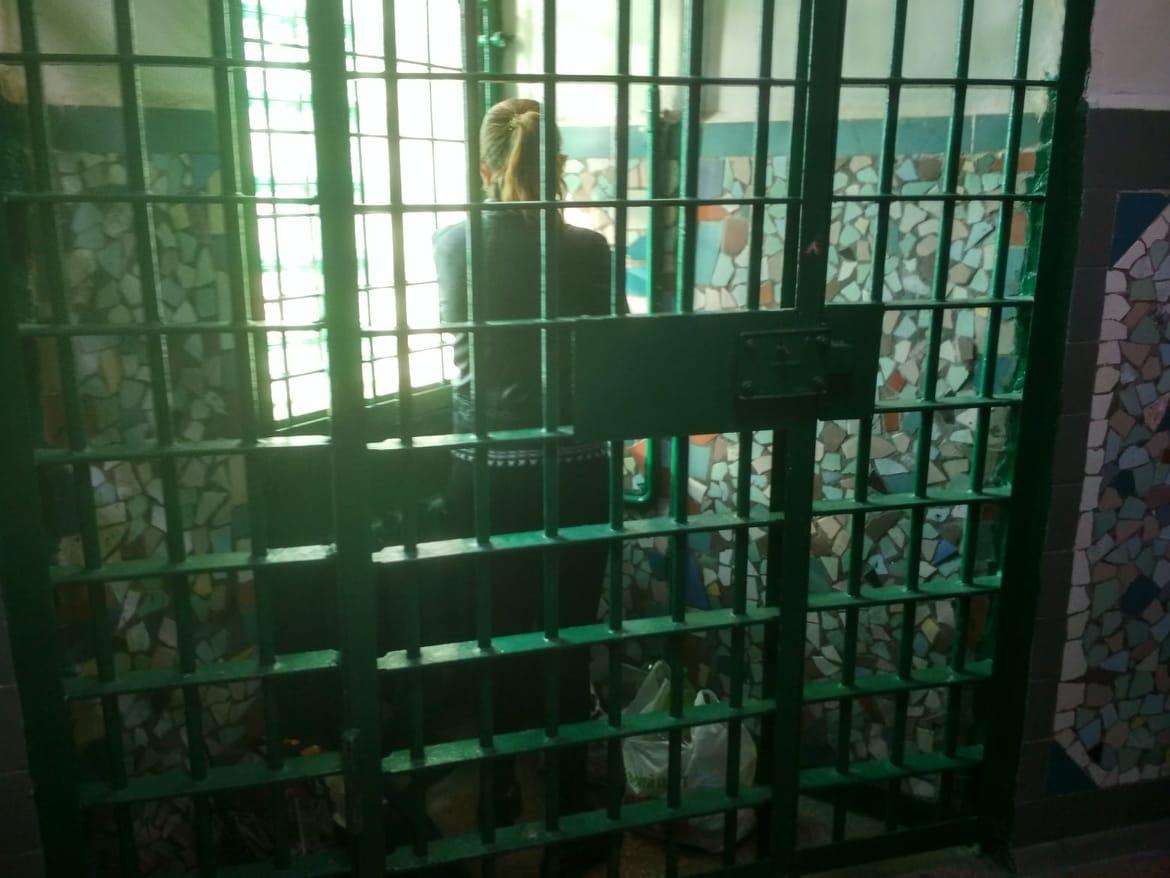 В «клетках-стаканах» задержанные могут только стоять / фото секретариат омбудсмена В «клетках-стаканах» задержанные могут только стоять / фото секретариат омбудсмена