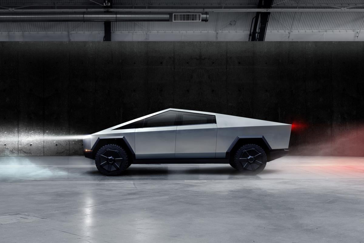Чоловік вирішив перевірити, як Tesla Cybertruck їде по воді, але все закінчилося провалом