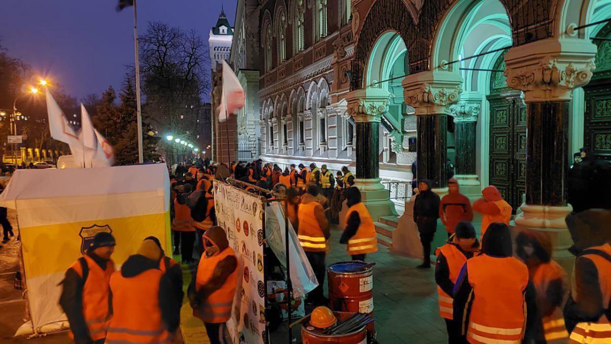 Митингующие держат плакаты: «Рожкова = позор», «Рожкову на нары» и другие / фото: УНИАН Митингующие держат плакаты: «Рожкова = позор», «Рожкову на нары» и другие / фото: УНИАН