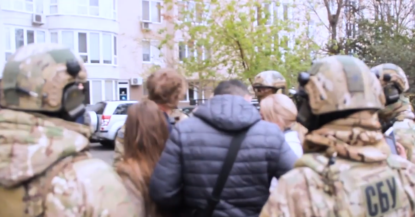 Також СБУшники застосували силу проти адвоката Катерини Грицак / Скріншот