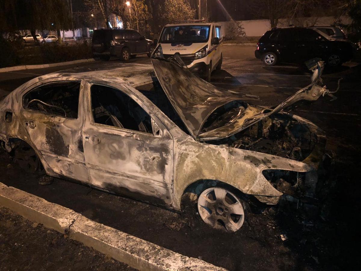 Вночі на закритій стоянці митниці спалили "Шкоду Октавіа" / фото facebook.com/max.nefyodov Вночі на закритій стоянці митниці спалили "Шкоду Октавіа" / фото facebook.com/max.nefyodov