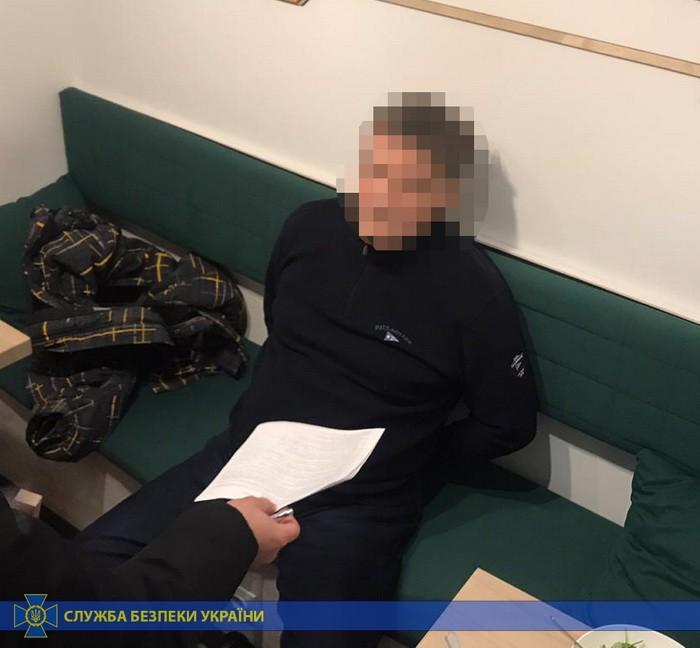 Затриманий вимагав у приватного підприємця 10 тисяч доларів за псевдосприяння в оформленні дозвільних документів на земельну ділянку для паркувального майданчика / фото СБУ Затриманий вимагав у приватного підприємця 10 тисяч доларів за псевдосприяння в оформленні дозвільних документів на земельну ділянку для паркувального майданчика / фото СБУ