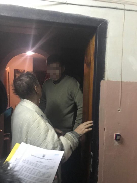 Встановлюється причетність підозрюваного до вчинення інших злочинних дій / facebook.com/kyiv.gp.gov.ua Встановлюється причетність підозрюваного до вчинення інших злочинних дій / facebook.com/kyiv.gp.gov.ua