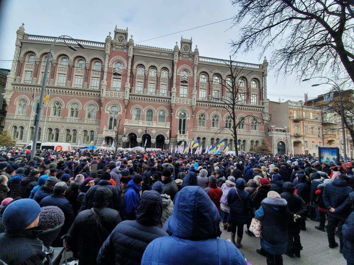 Під стінами НБУ другий тиждень тривають акції протесту / фото УНІАН Під стінами НБУ другий тиждень тривають акції протесту / фото УНІАН
