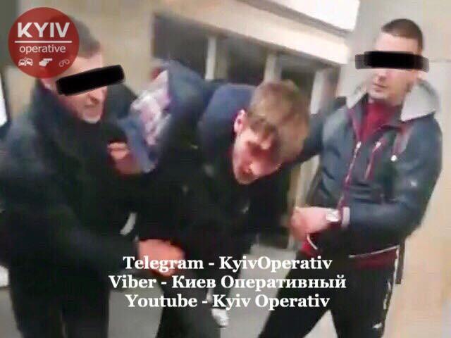 Что стало причиной неадекватного поведения парня – неизвестно / скриншот: "Киев оперативный" Что стало причиной неадекватного поведения парня – неизвестно / скриншот: "Киев оперативный"