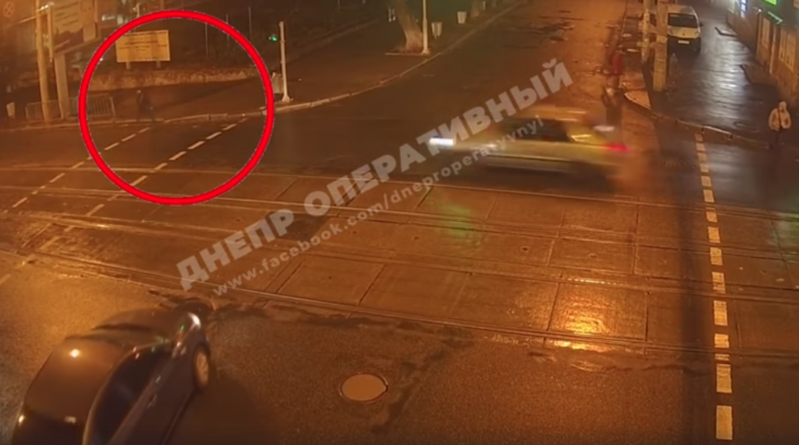 Пострадавшему мальчику сразу же кинулись помогать прохожие/ / скриншот Пострадавшему мальчику сразу же кинулись помогать прохожие/ / скриншот