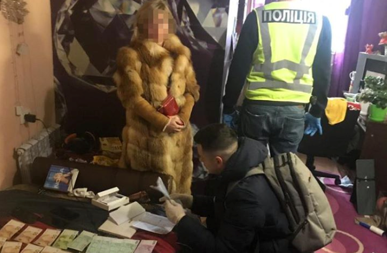 До надання інтимних послуг залучили 75 жінок, за годину роботи повії платили до 3 тисяч гривень / facebook.com/UA.KyivPolice